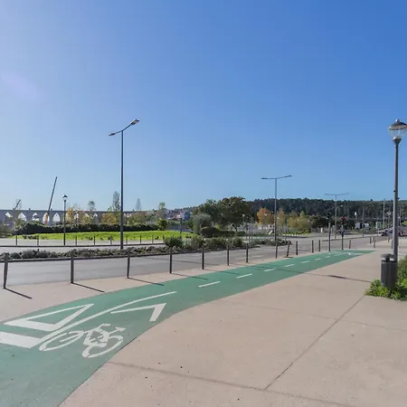 Ldapartments - Spacious Haven W/lift&garage 아파트