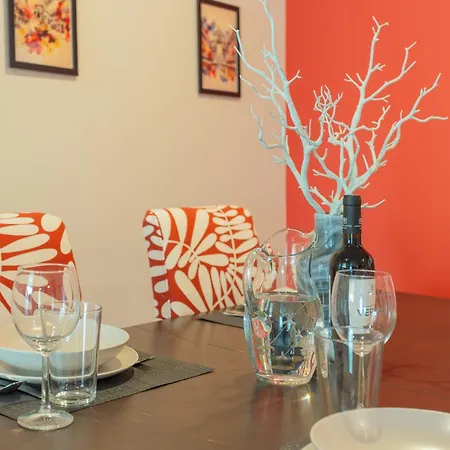 Ldapartments - Spacious Haven W/lift&garage 아파트