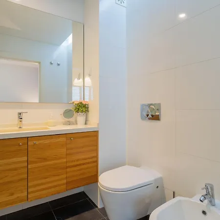 Ldapartments - Spacious Haven W/lift&garage 아파트