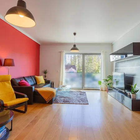 Ldapartments - Spacious Haven W/lift&garage 아파트