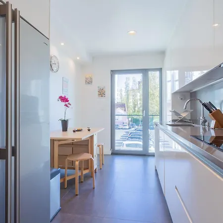 Ldapartments - Spacious Haven W/lift&garage