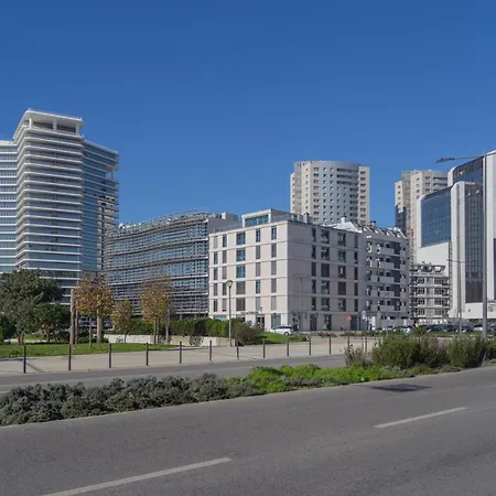 Ldapartments - Spacious Haven W/lift&garage